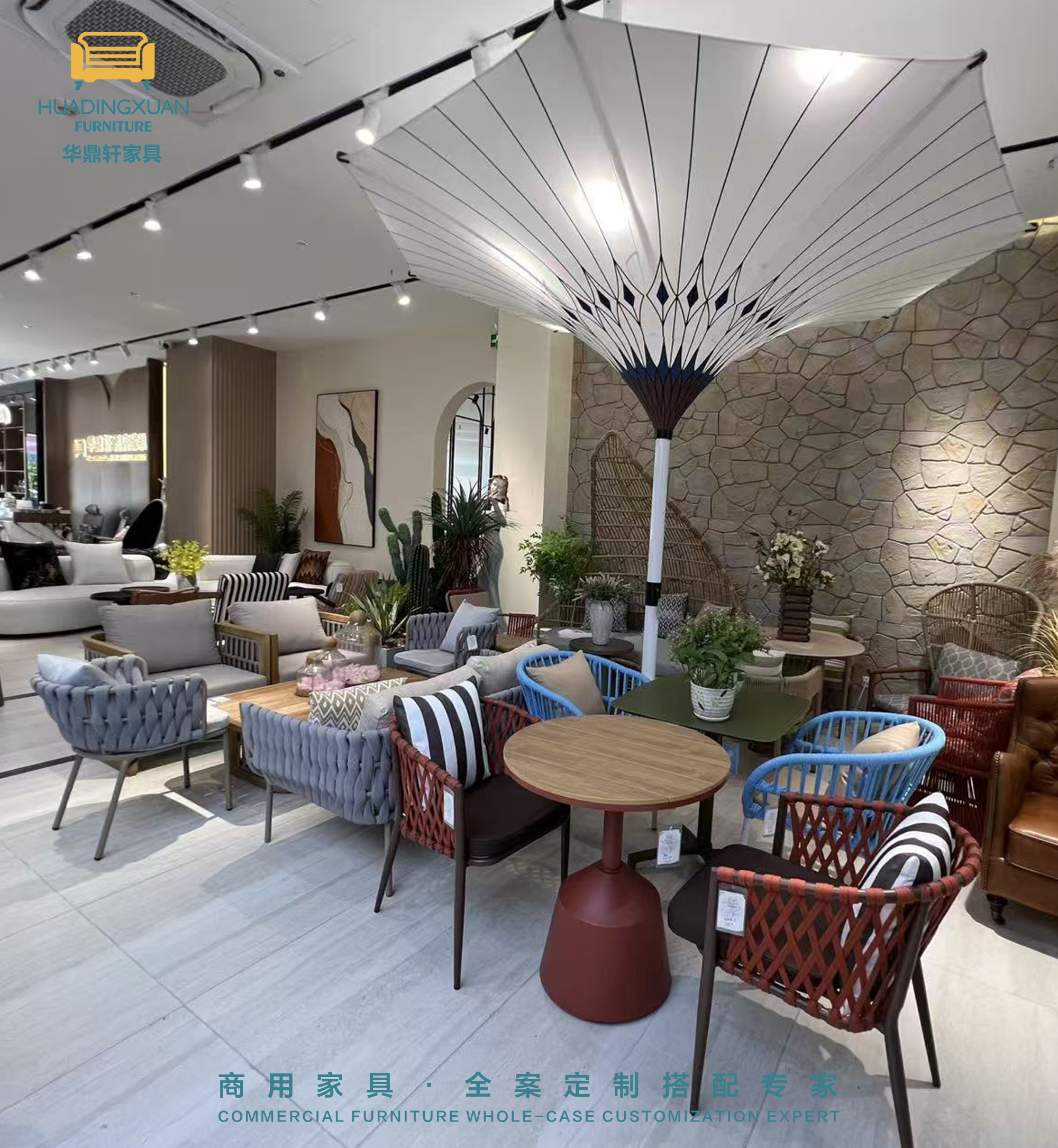 华鼎轩家具展厅皇朝店户外体验区户外沙发休闲椅餐桌椅茶几藤编家具-02